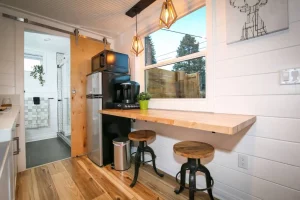 آشپزخانه داخل کانکس ویلایی کانتینری با کف چوبی و کانتر