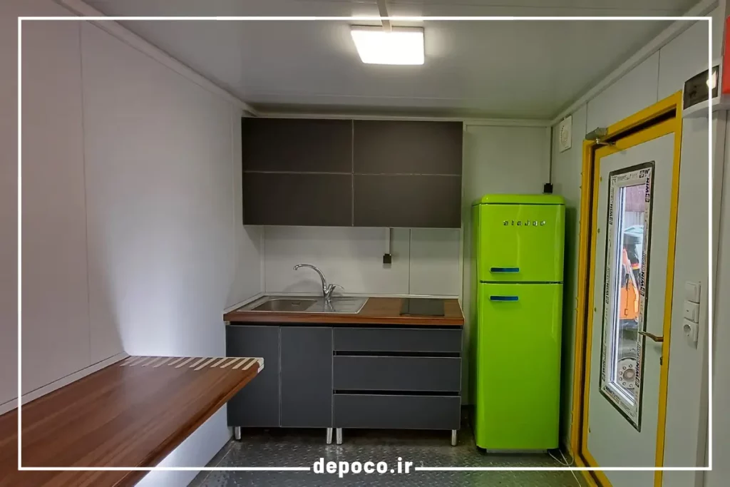 نمای داخلی کانکس کانتینری آشپزخانه(کانتینکس آشپزخانه ای) با یخچال سبز